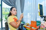 八字解读泰国主播品三亚榴莲：“尝到了家乡味”